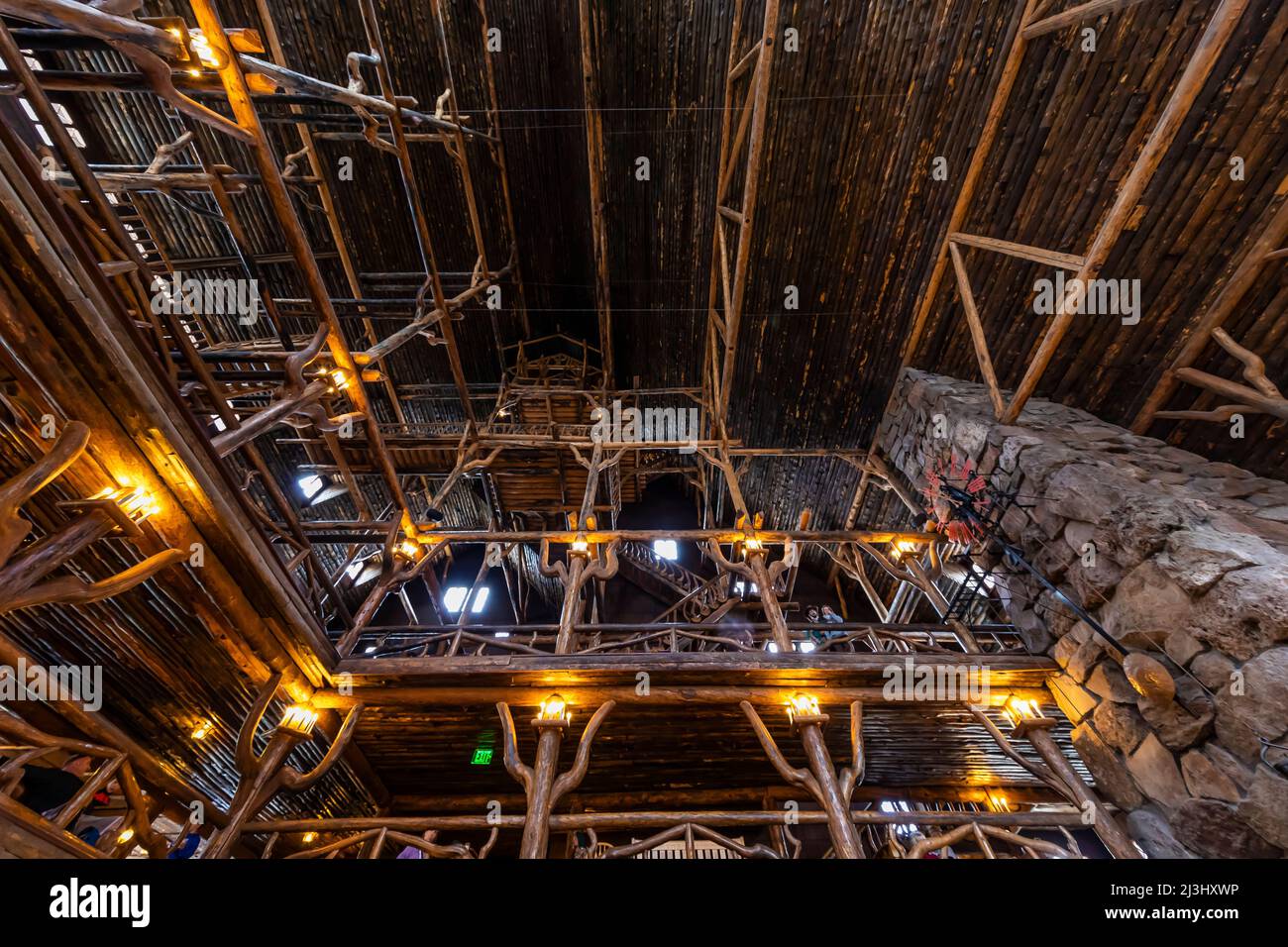 L'imponente, magnifica e rustica hall dell'Old Faithful Inn nel parco nazionale di Yellowstone, Wyoming, USA [Nessuna versione del modello; solo licenza editoriale] Foto Stock