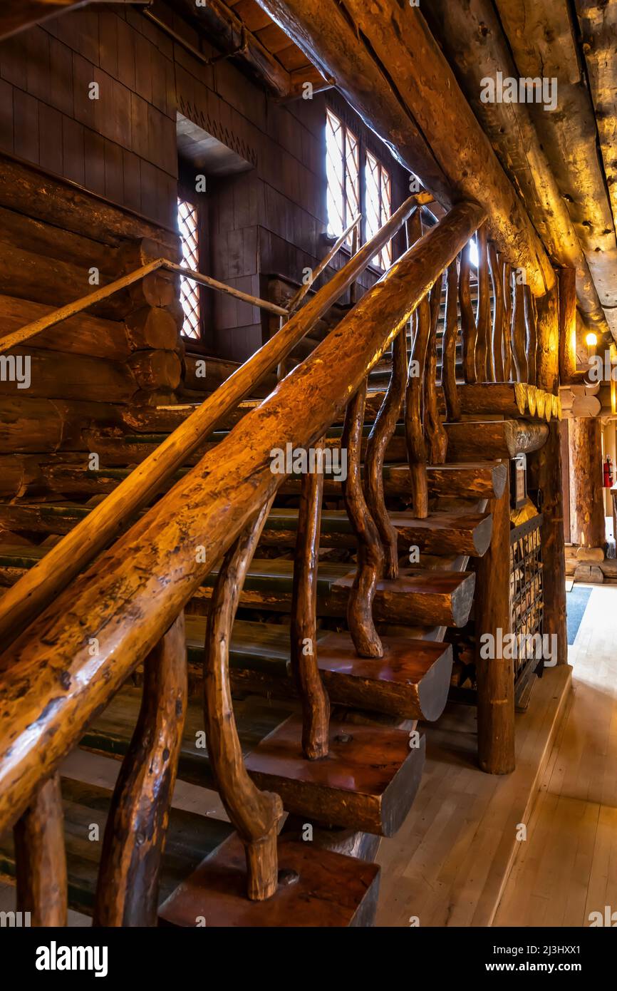 Dettagli ramo rustico interno di Old Faithful Inn nel parco nazionale di Yellowstone, Wyoming, Stati Uniti Foto Stock