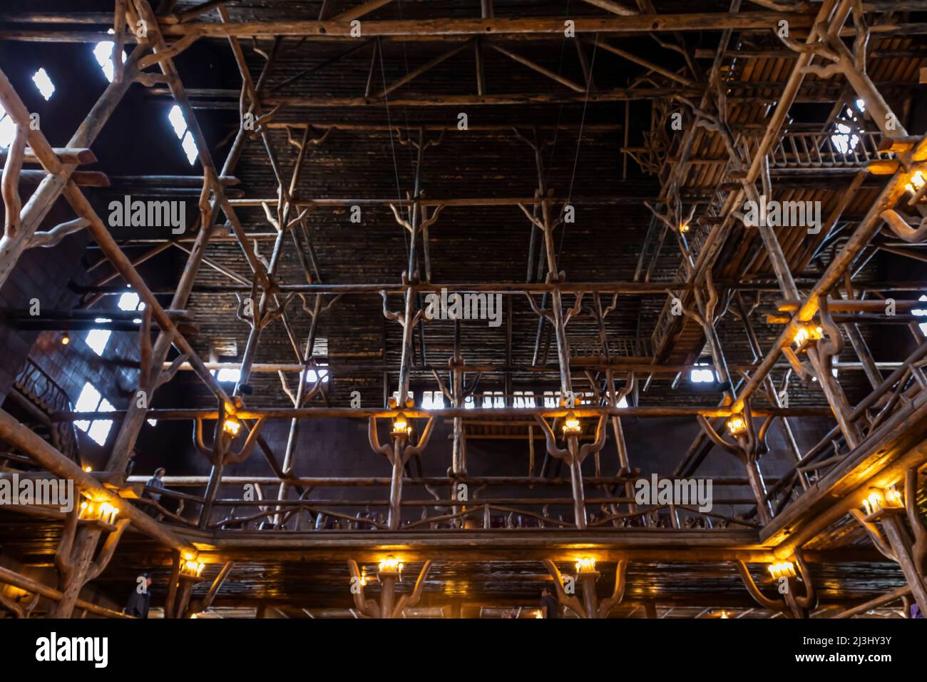 L'imponente, magnifica e rustica hall dell'Old Faithful Inn nel parco nazionale di Yellowstone, Wyoming, USA [Nessuna versione del modello; solo licenza editoriale] Foto Stock