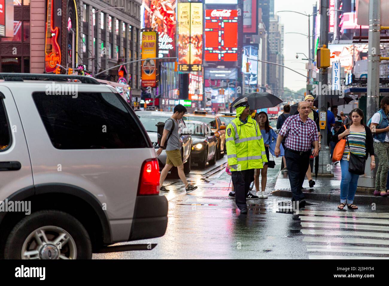 TIMES SQ - 42 ST, New York City, NY, USA, NYPD ufficiale di polizia che regola il traffico Foto Stock