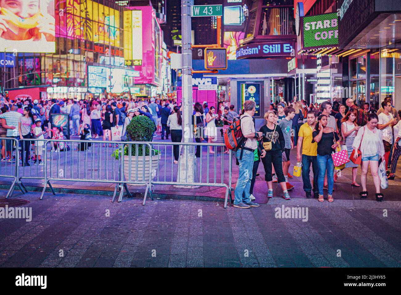 Theatre District, New York City, NY, USA, molte persone sulla strada di notte su Times Square Foto Stock