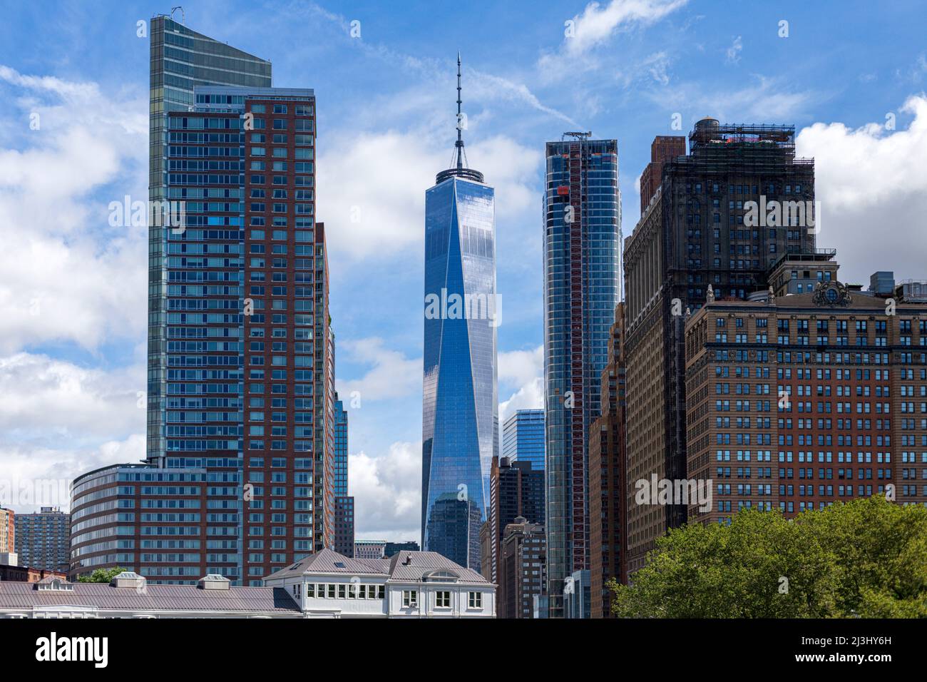 HUDSON RIVER, New York City, NY, USA, una torre mondiale nel retro Lower Manhattan grattacieli urbani visto dal fiume Hudson Foto Stock