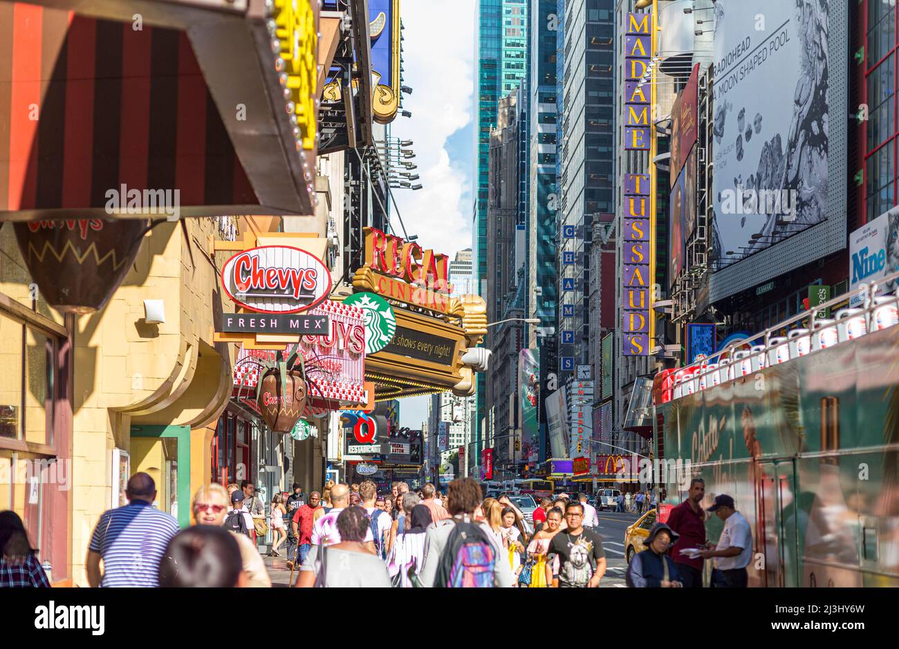 Theatre District, New York City, NY, USA, molte persone a 42nd Street vicino a Times Square Foto Stock