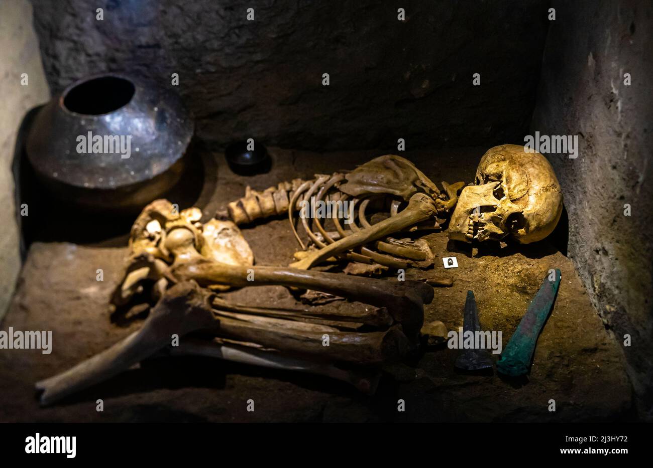 Cist of Herrerias - sepoltura dell'uomo (armi, ornamento d'argento, nave, ossa, cranio) Età del Bronzo precoce. Miniera di Iberia, Almeria, Spagna Foto Stock
