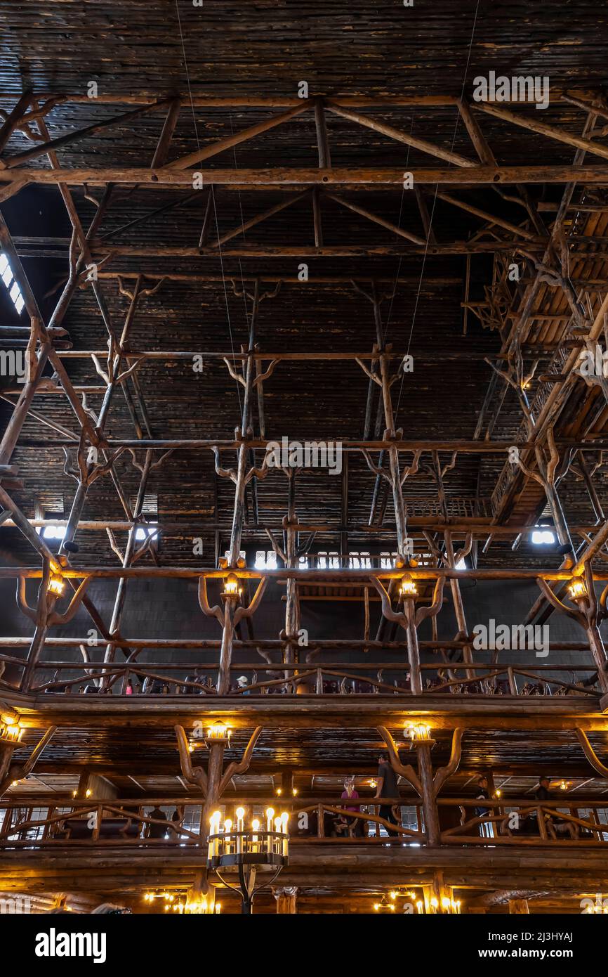 L'imponente, magnifica e rustica hall dell'Old Faithful Inn nel parco nazionale di Yellowstone, Wyoming, USA [Nessuna versione del modello; solo licenza editoriale] Foto Stock