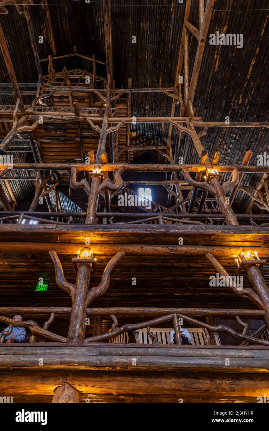 L'imponente, magnifica e rustica hall dell'Old Faithful Inn nel parco nazionale di Yellowstone, Wyoming, USA [Nessuna versione del modello; solo licenza editoriale] Foto Stock