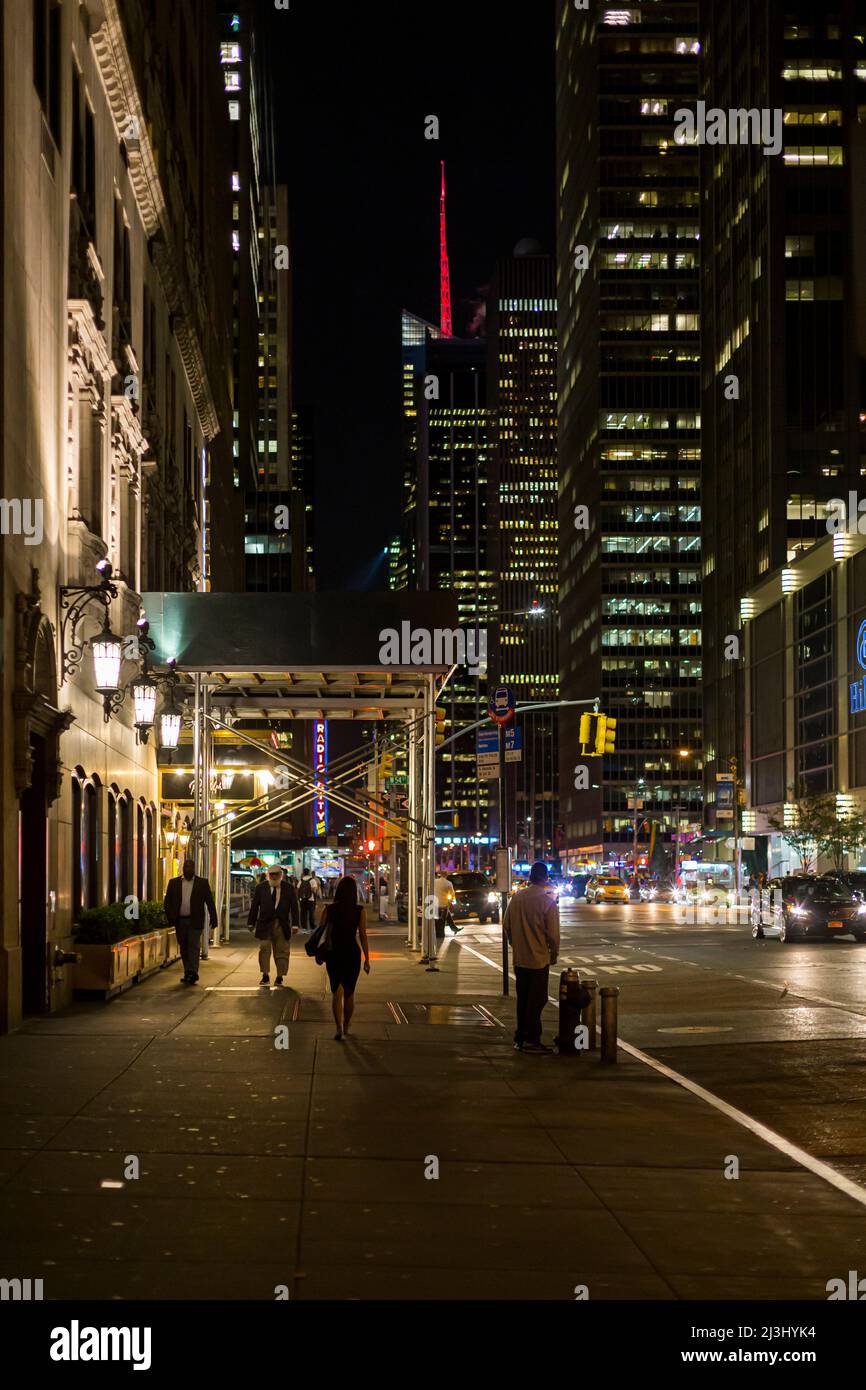 Midtown West, New York City, NY, USA, di notte accanto al rockefeller Center Foto Stock