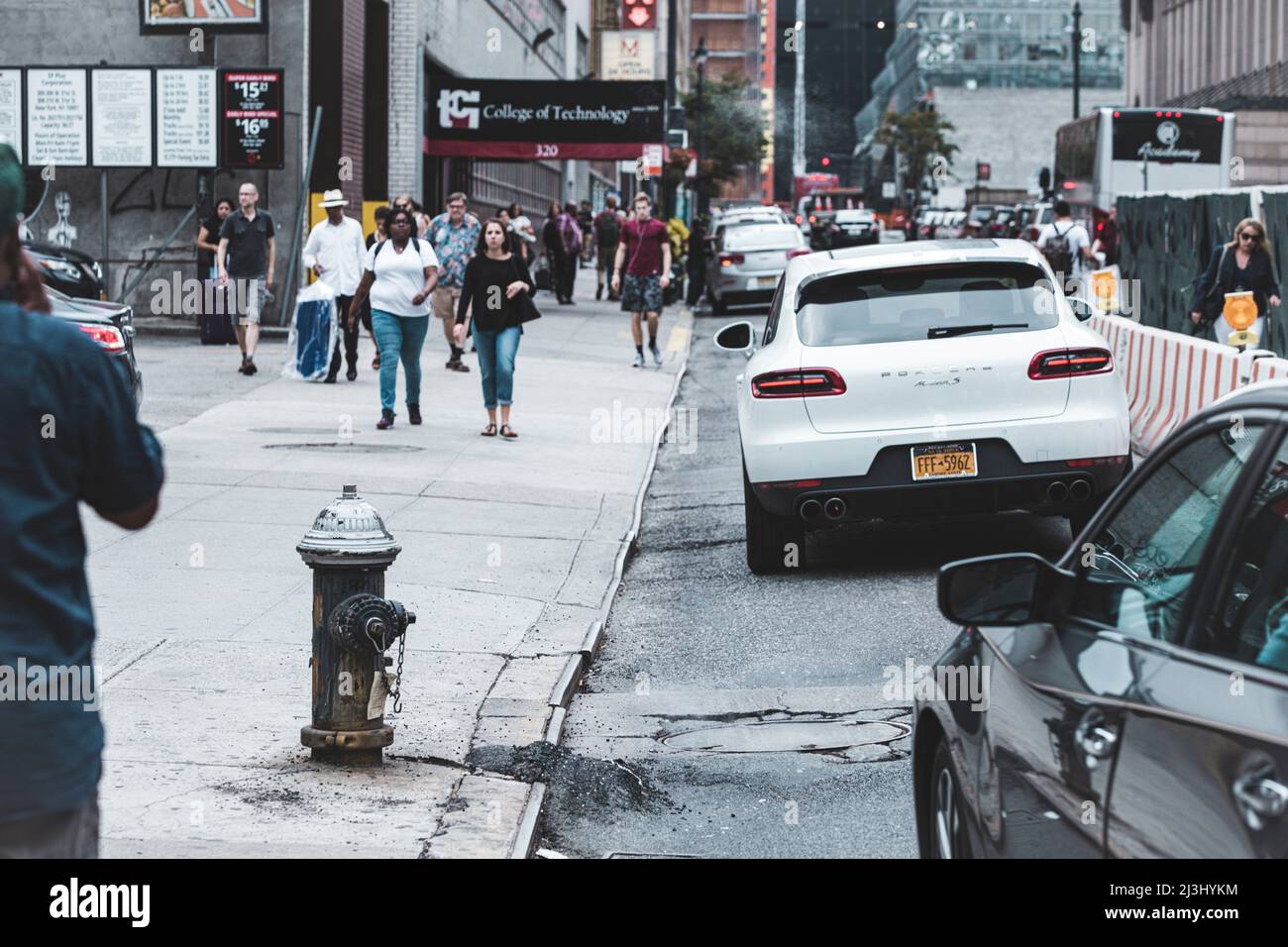 8 AV/W 31 ST, New York City, NY, USA, Cars passa un idrante del fuoco Foto Stock