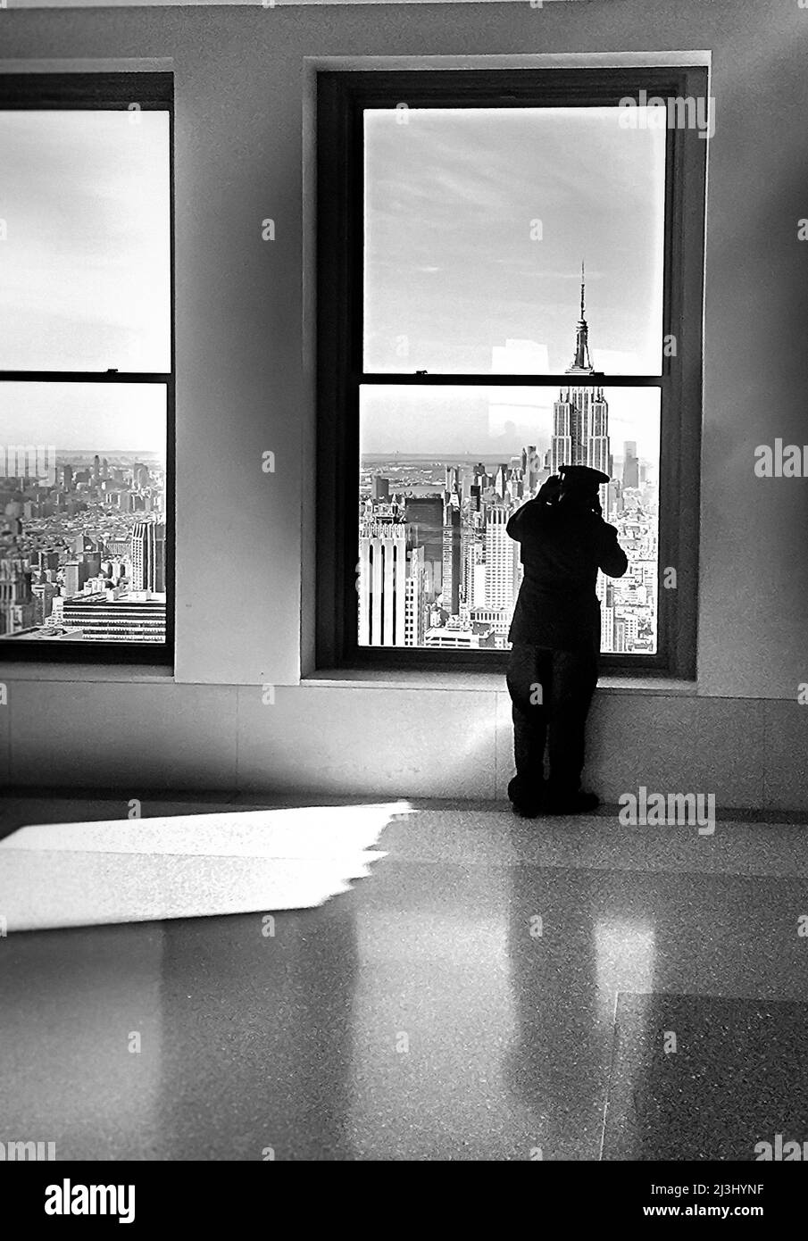 Midtown West, New York City, NY, USA, una guardia di sicurezza nell'edificio rockefeller gode della vista sulla città Foto Stock
