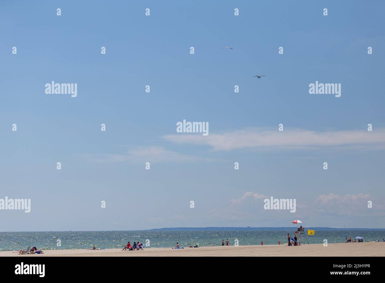 FAR ROCKAWAY, New York City, NY, USA, scena della spiaggia con un aereo in aria. CopySpace Foto Stock