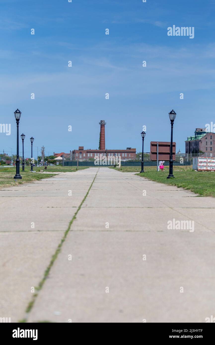 FAR ROCKAWAY, New York City, NY, USA, Una strada che conduce ad un edificio Foto Stock