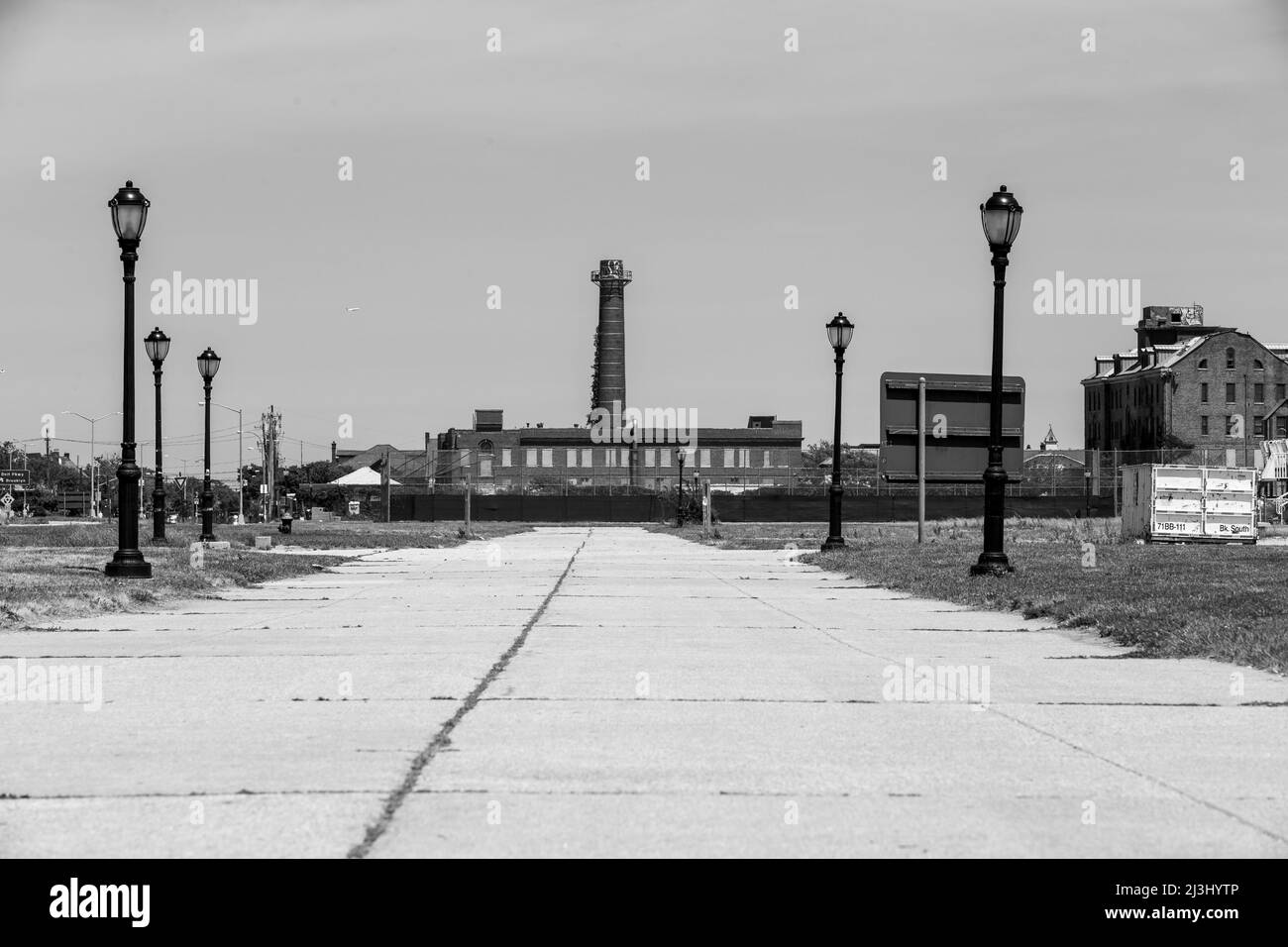 FAR ROCKAWAY, New York City, NY, USA, Una strada che conduce ad un edificio Foto Stock