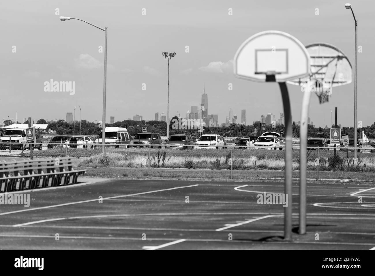 JACOB RIIS PARK ROAD/BATH HOUSE, New York City, NY, USA, campo da pallacanestro con skyline di nyc sullo sfondo Foto Stock