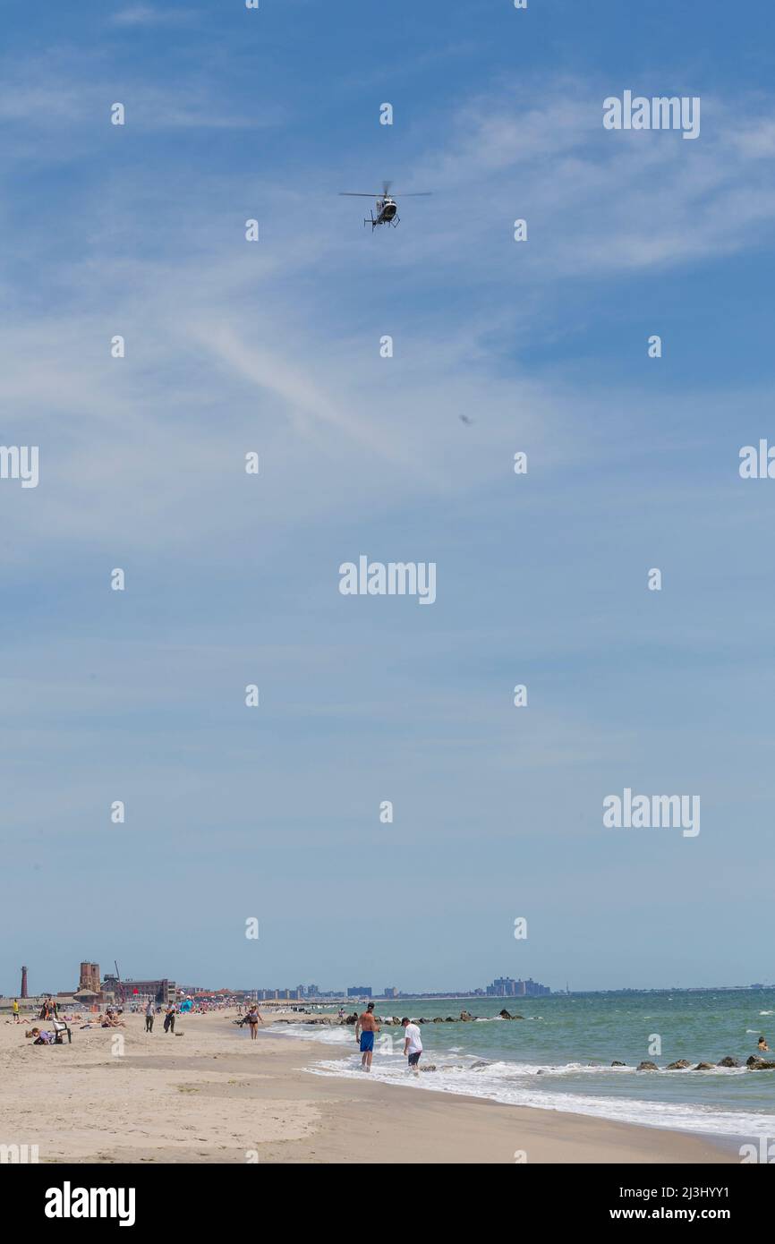 Breezy Point, New York City, NY, USA, elicottero sopra la spiaggia e l'oceano Foto Stock