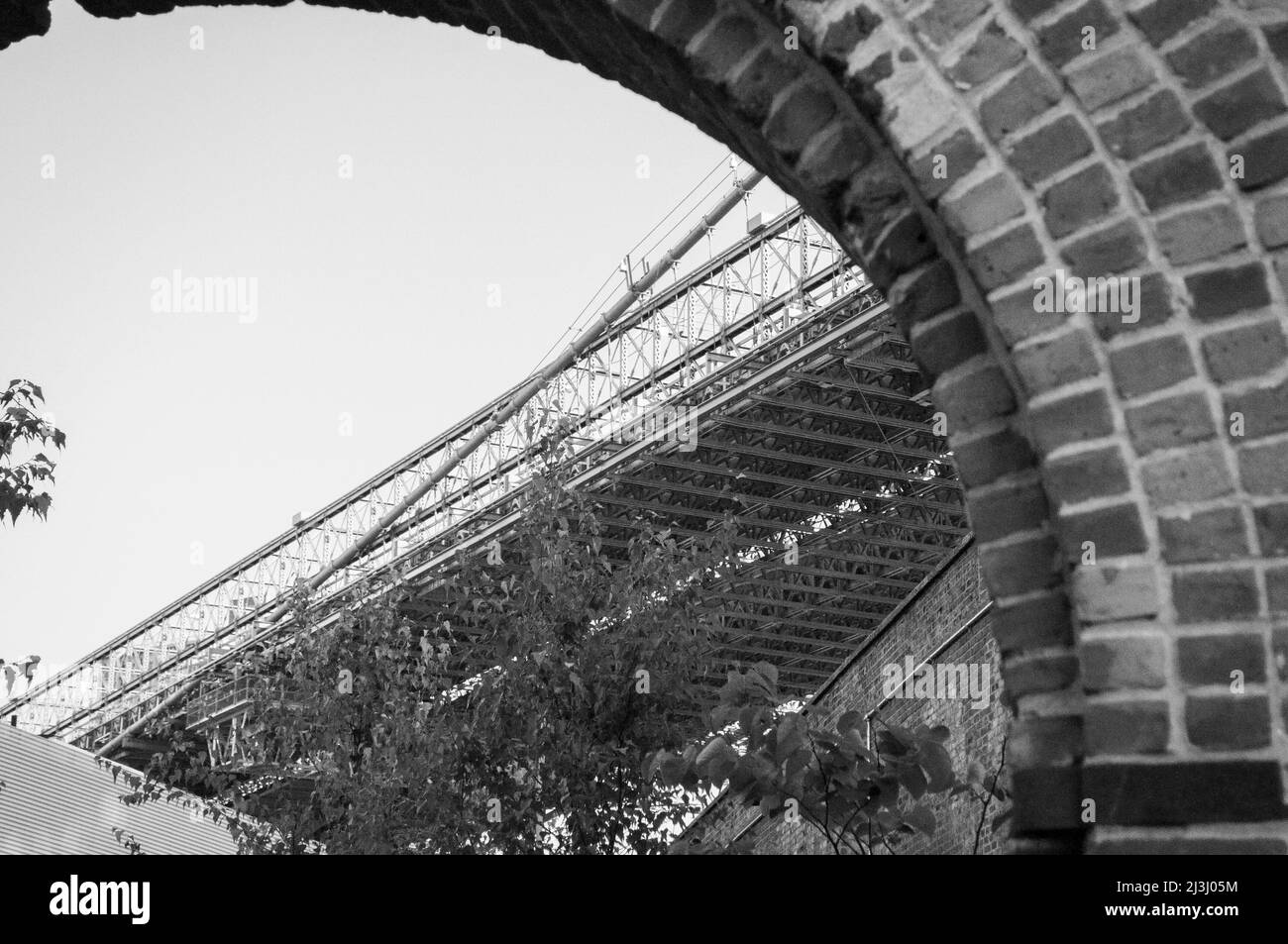 The MAX FAMILY GARDEN, New York City, NY, USA, Manhattan Bridge Over East River Foto Stock