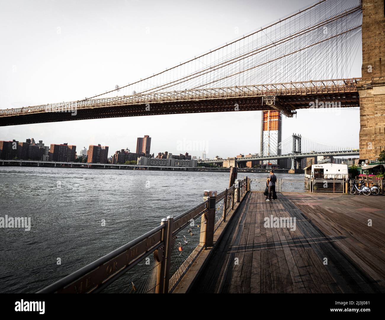 DUMBO/Fulton Ferry, New York City, NY, USA, due bambini di fronte al Ponte di Brooklyn sul Fiume Est Foto Stock