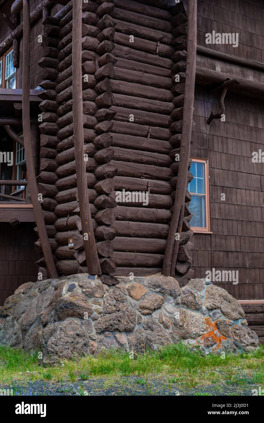 Rustico dettaglio strutturale di Old Faithful Inn nel Parco Nazionale di Yellowstone, Wyoming, USA Foto Stock