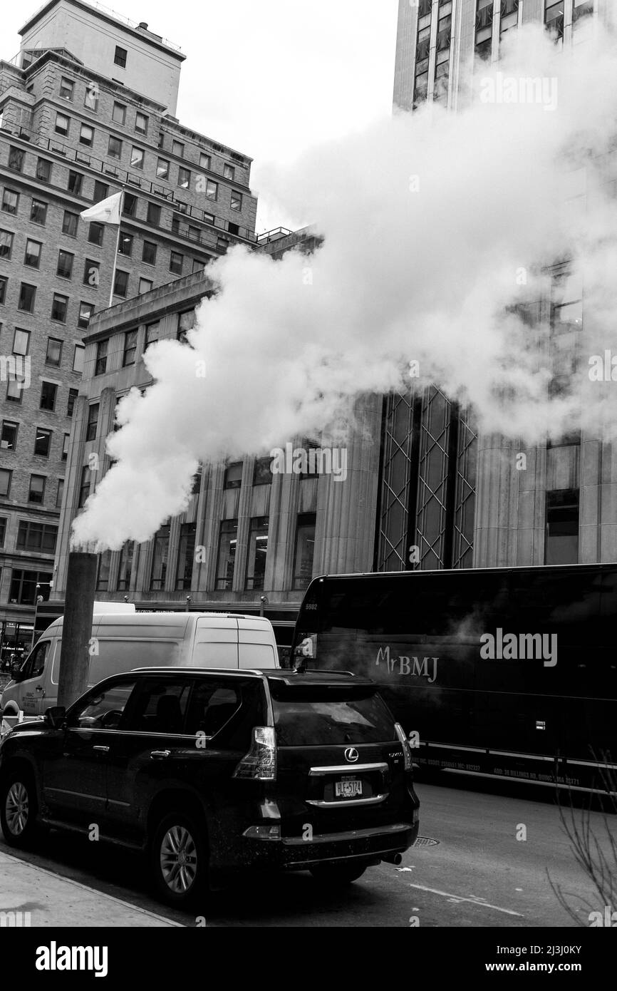 5th AVE & W 34th ST, New York City, NY, USA, non è fumo - è il tipico sfiato a vapore di New york nel mezzo della strada Foto Stock