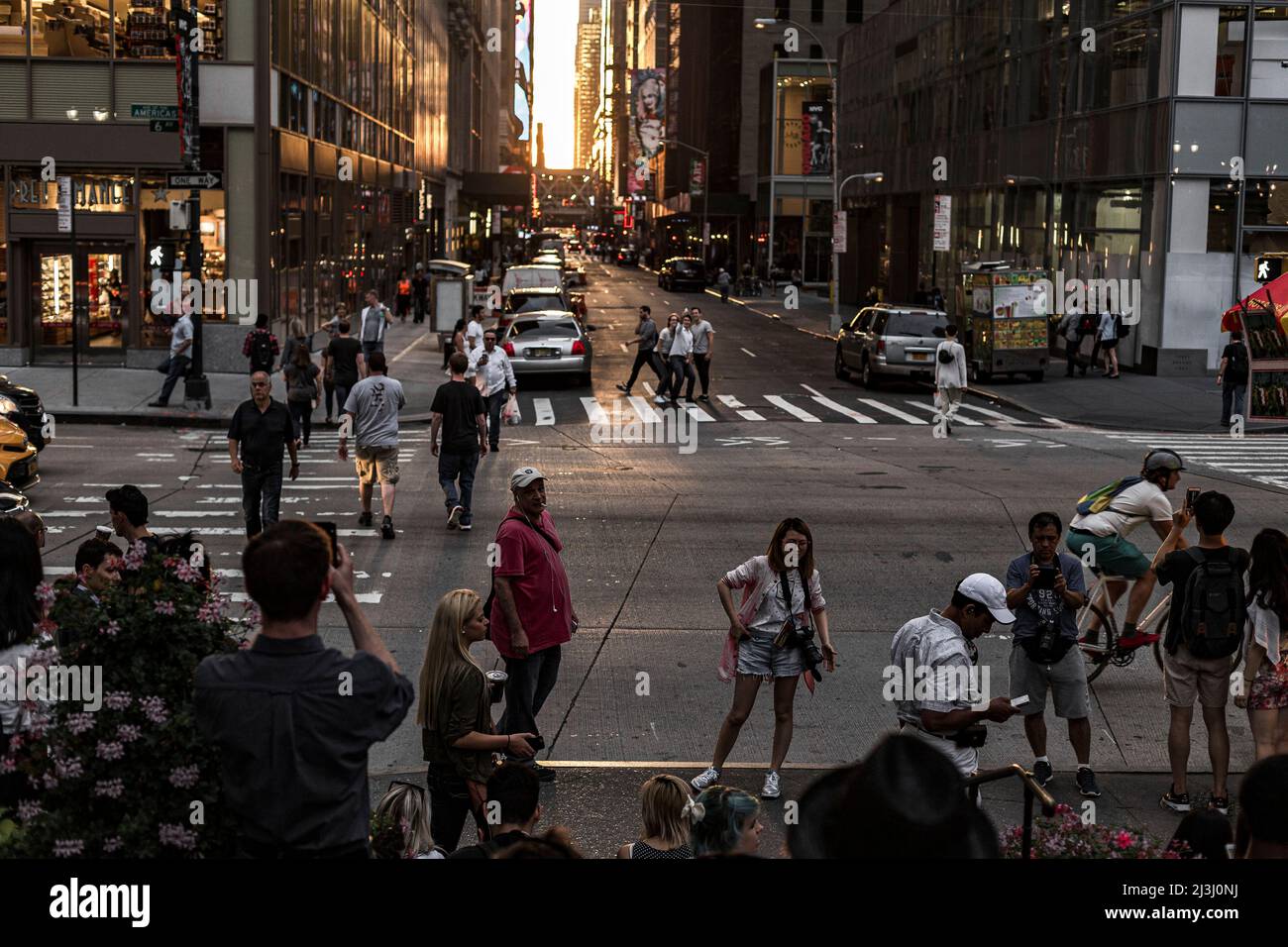 6th AVE/W41ST ST, New York City, NY, USA, Manhattanhenge a New York City, lungo la strada 41st. Manhattanhenge è un evento durante il quale il sole tramontato è allineato con la griglia principale di Manhattan Foto Stock