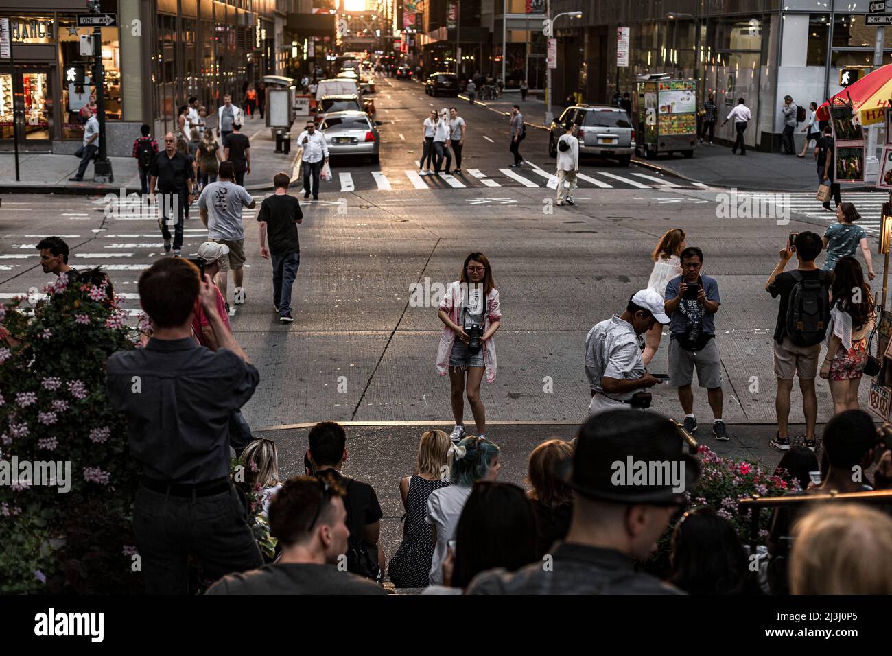 6th AVE/W41ST ST, New York City, NY, USA, Manhattanhenge a New York City, lungo la strada 41st. Manhattanhenge è un evento durante il quale il sole tramontato è allineato con la griglia principale di Manhattan Foto Stock