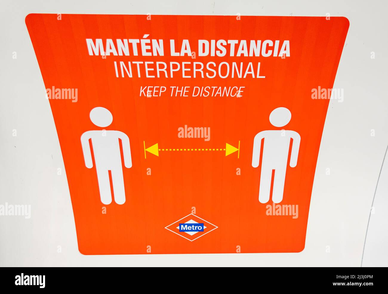Malattia Covid-19 poster parete di prevenzione in metropolitana. Mantenere il disegno dell'illustrazione di distanziamento fisico. Metropolitana di Madrid, Spagna Foto Stock