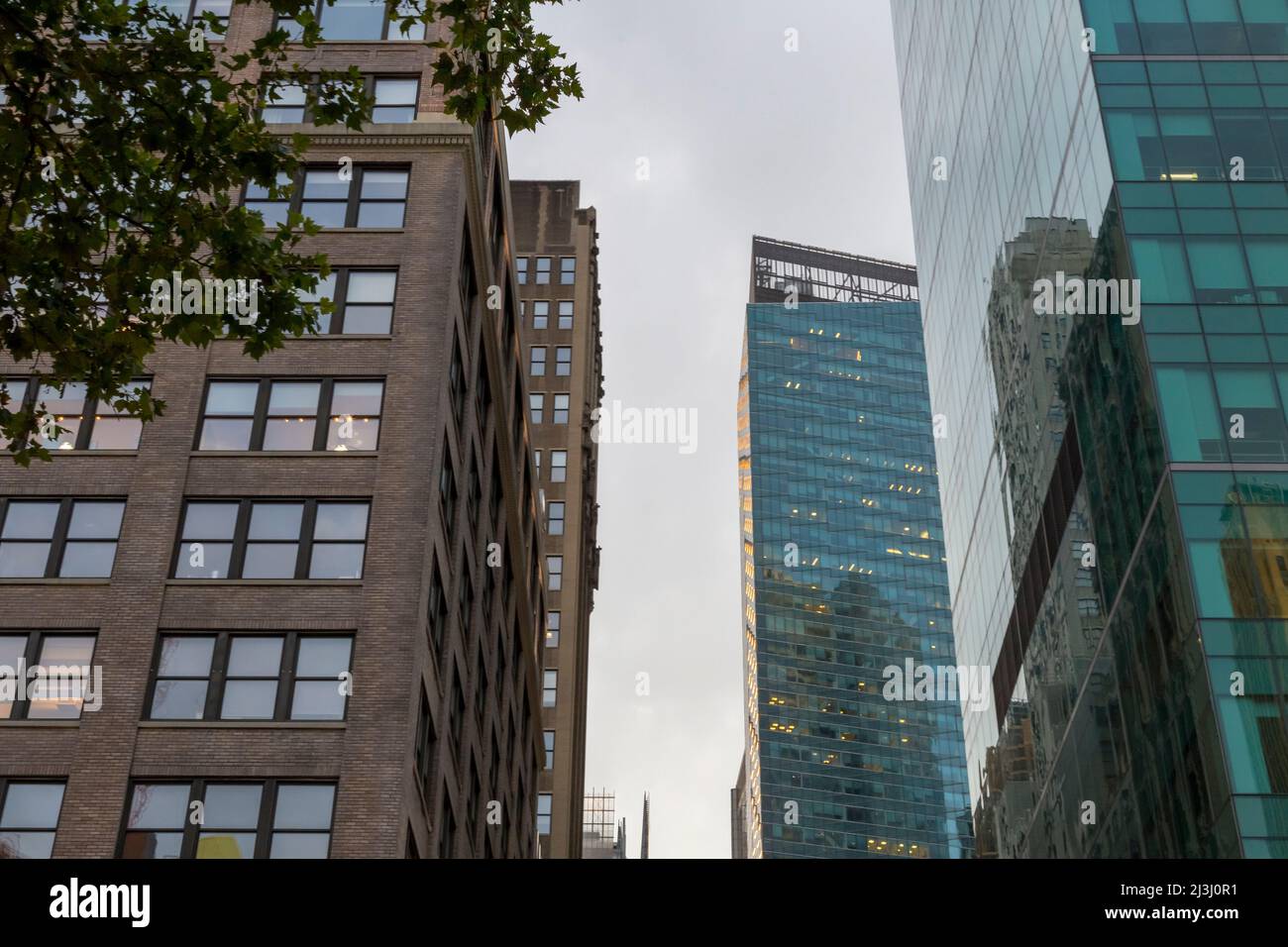 6th AVE/W41ST ST, New York City, NY, USA, Manhattanhenge a New York City, lungo la strada 41st. Manhattanhenge è un evento durante il quale il sole tramontato è allineato con la griglia principale di Manhattan Foto Stock