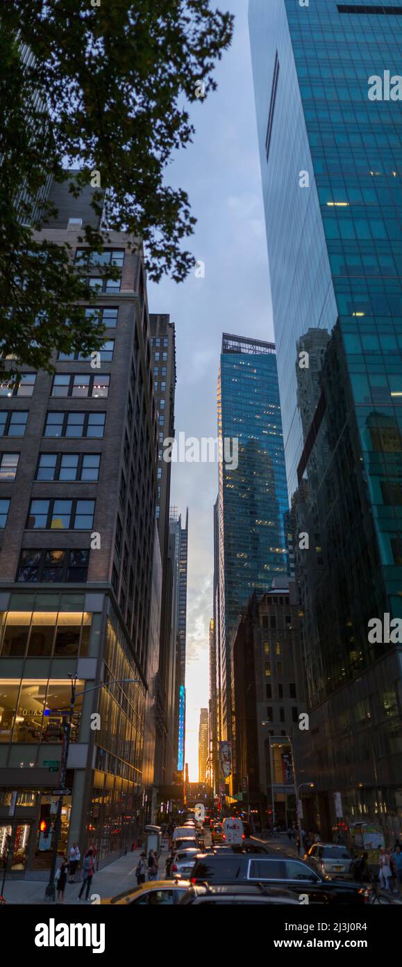 6th AVE/W41ST ST, New York City, NY, USA, Manhattanhenge a New York City, lungo la strada 41st. Manhattanhenge è un evento durante il quale il sole tramontato è allineato con la griglia principale di Manhattan Foto Stock