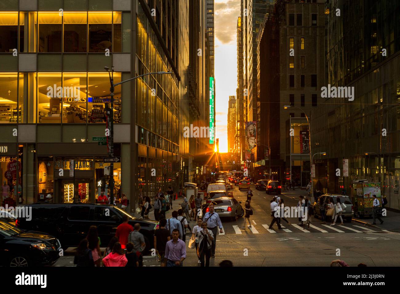 6th AVE/W41ST ST, New York City, NY, USA, Manhattanhenge a New York City, lungo la strada 41st. Manhattanhenge è un evento durante il quale il sole tramontato è allineato con la griglia principale di Manhattan Foto Stock