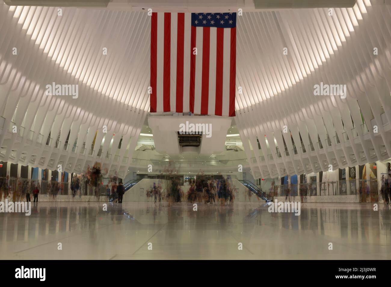 World Trade Center, New York City, NY, USA, World Trade Center Transportation Hub o Oculus (interscambio / stazione della metropolitana) progettato dall'architetto Santiago Calatrava nel quartiere finanziario, Interior shot, bandiera americana. Foto Stock
