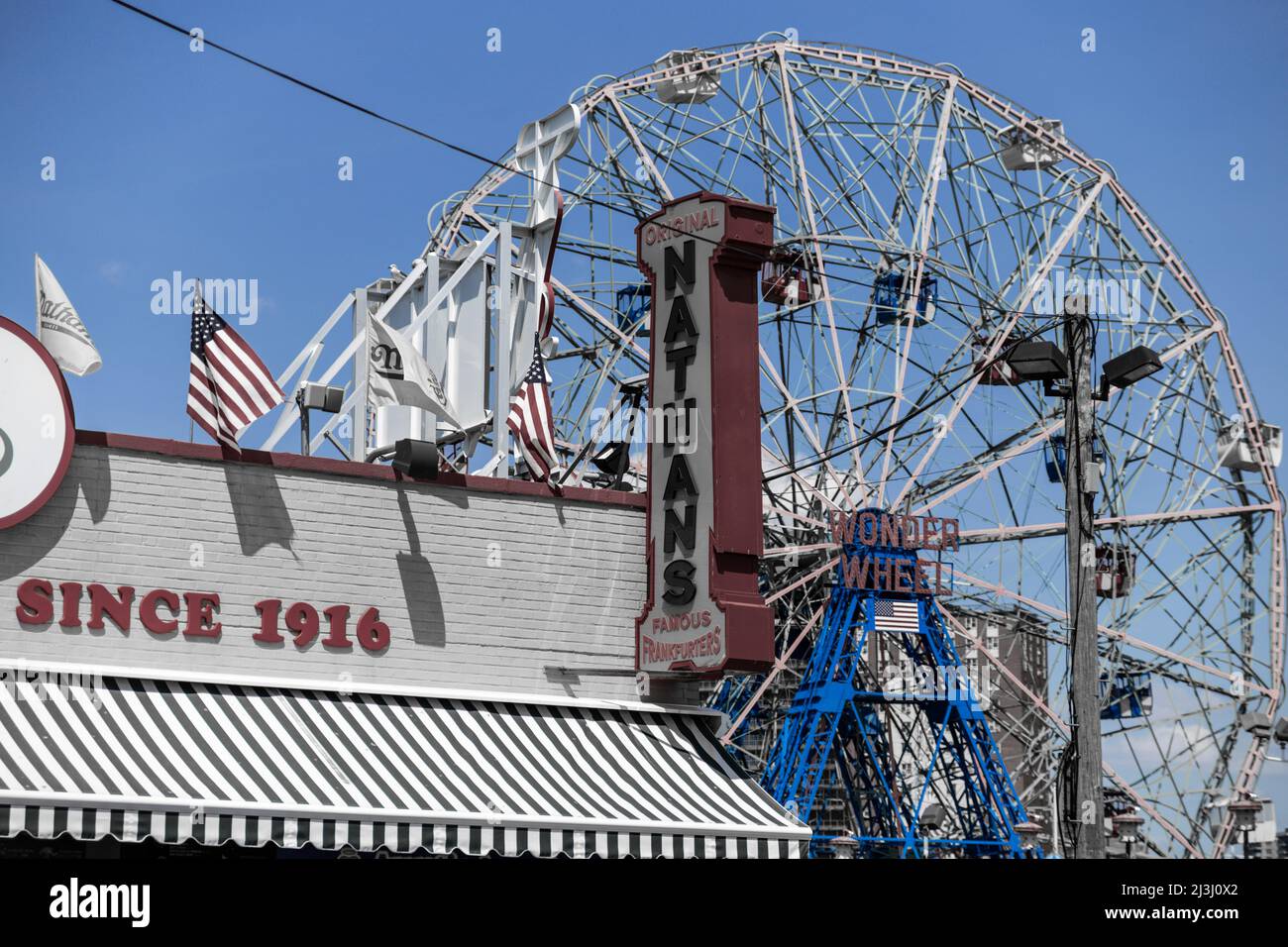 CONEY ISLAND, New York City, NY, USA, Luna Park con persone non identificate e montagne russe. E' un parco divertimenti a Coney Island aperto il 29 maggio 2010 presso l'ex sito di Astroland, che prende il nome dal parco originale del 1903 Foto Stock