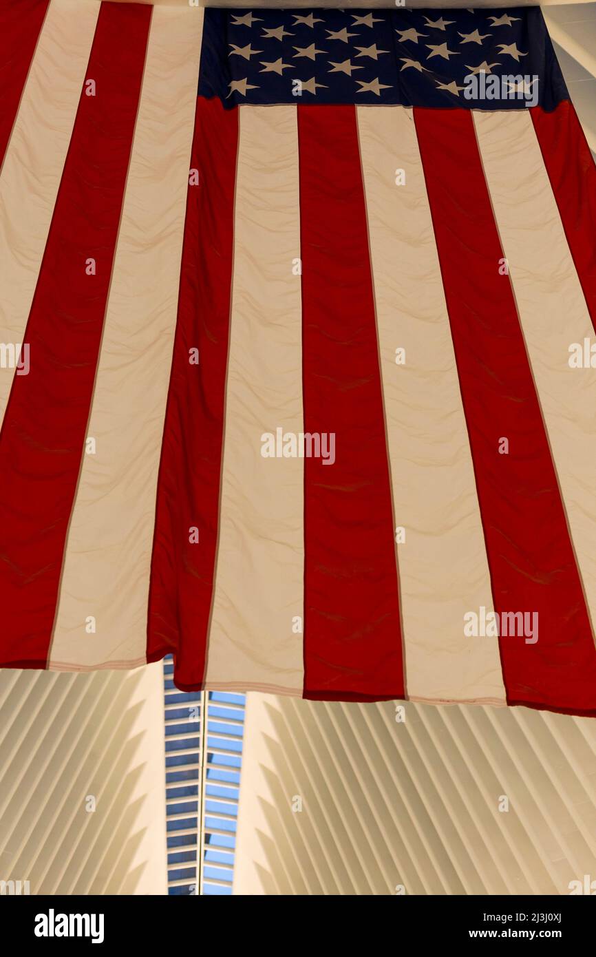 World Trade Center, New York City, NY, USA, World Trade Center Transportation Hub o Oculus (interscambio / stazione della metropolitana) progettato dall'architetto Santiago Calatrava nel quartiere finanziario, Interior shot, bandiera americana. Foto Stock