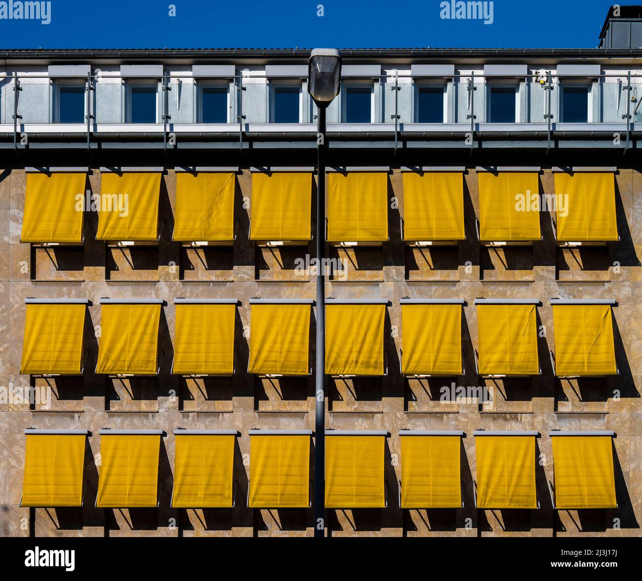 tende gialle, edificio commerciale, cielo blu, Foto Stock
