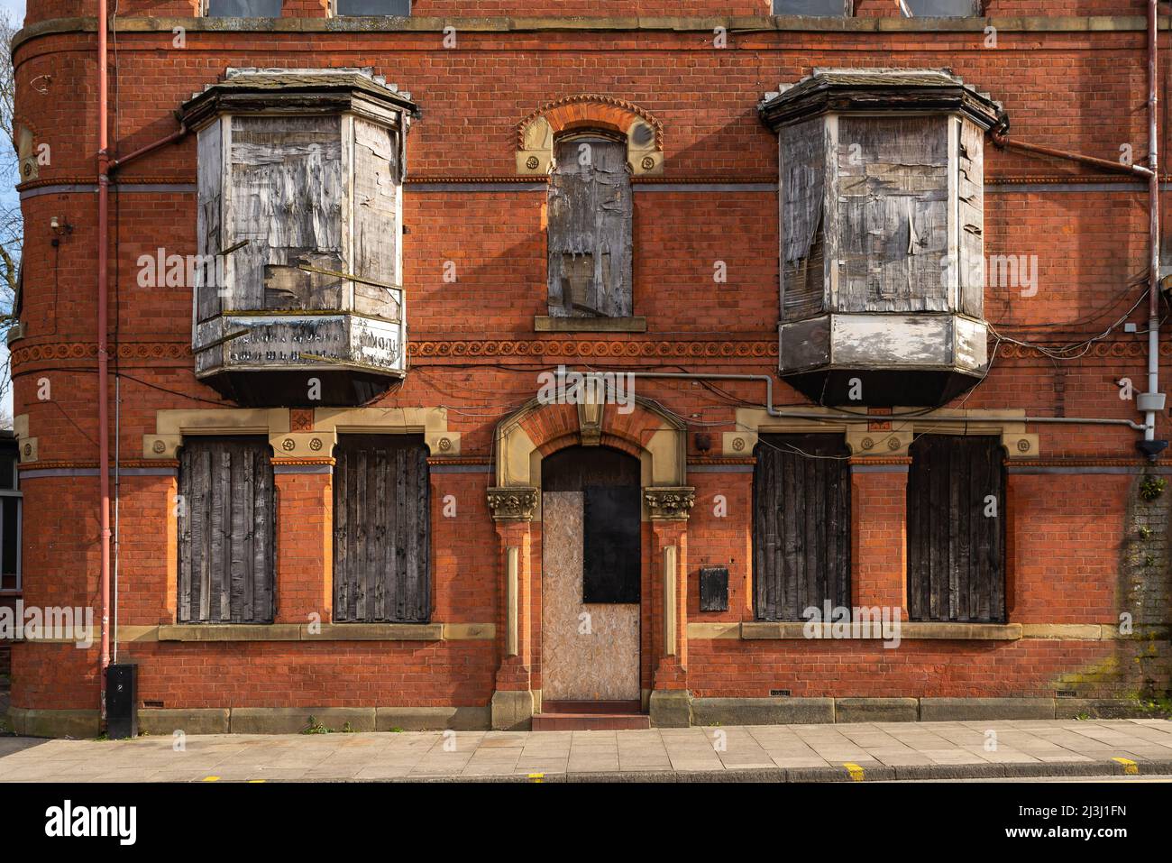 Esterno di un vecchio edificio abbandonato nella città inglese. Foto Stock