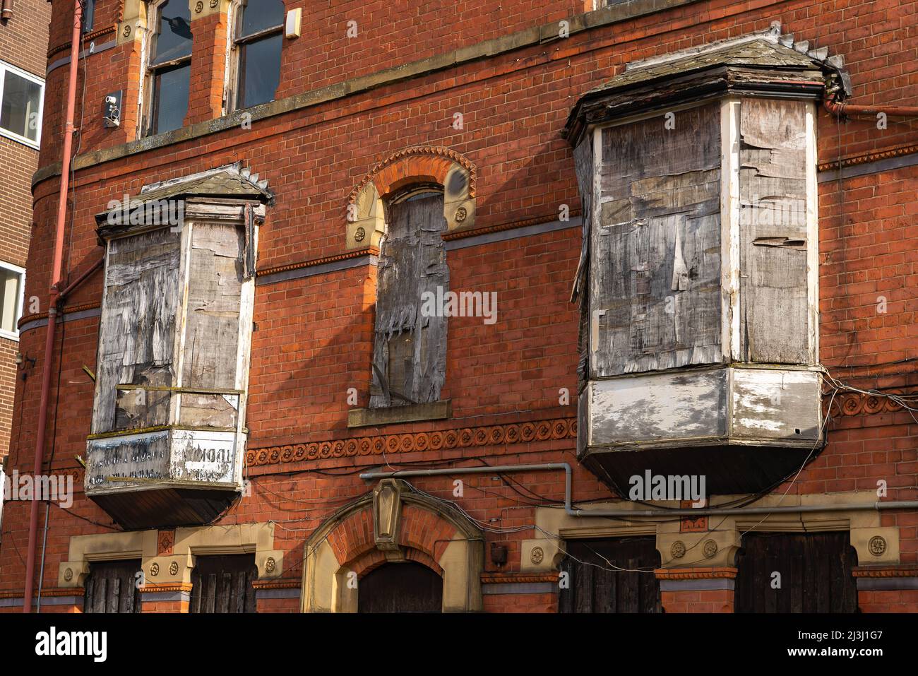Esterno di un vecchio edificio abbandonato nella città inglese. Foto Stock