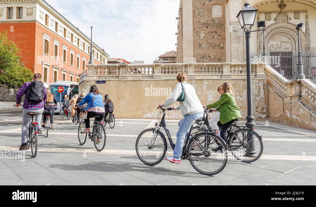 Donne turisti in bicicletta con una guida turistica a San Jeronimo de Real,  nel centro di Madrid in Spagna. Tour in bicicletta in Europa Foto stock -  Alamy