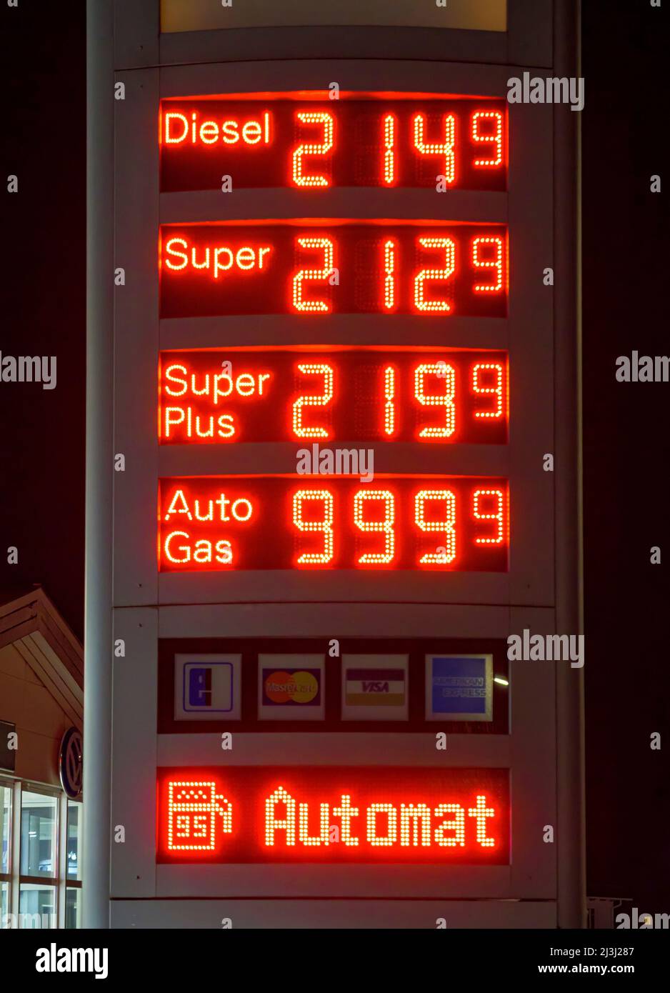 Display illuminato con prezzi elevati della benzina in una stazione di servizio, Dießen am Ammersee, Baviera, Germania, Europa Foto Stock