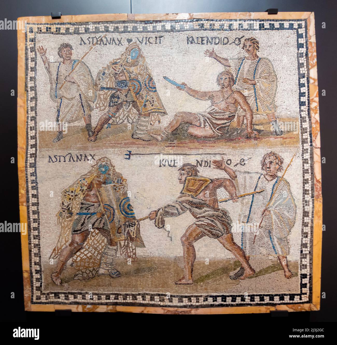 Secutor contro retiarius (un combattente della rete) Mosaic su calcare. 3rd secolo. Antica cultura ispanica-romana. Il pensiario Kalendio cattura il seculore Foto Stock