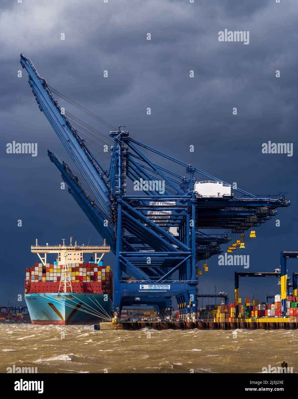Problemi del commercio mondiale. Qualsiasi porta in una tempesta. Lo scarico dei container si ferma durante una tempesta al porto di Felixstowe, il più grande porto per container del Regno Unito. Foto Stock
