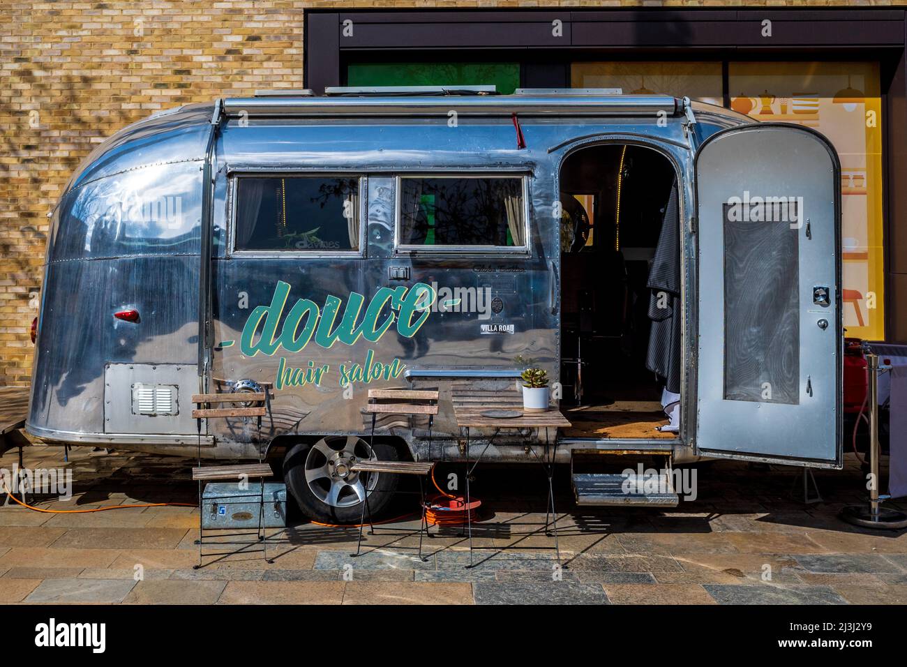 Salone di parrucchiere mobile - Salone di capelli mobile - Salone di capelli mobile Douce a Cambridge Regno Unito, funzionante da un classico rimorchio Airstream. Foto Stock
