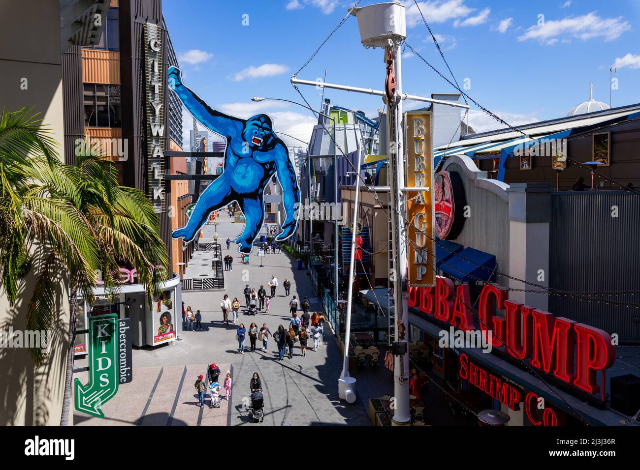 LOS ANGELES, CALIFORNIA, 29 MARZO 2022: Foodcourt Street con King Kong appeso al muro. Parco Universal Studios di Hollywood, famoso in tutto il mondo. Foto Stock
