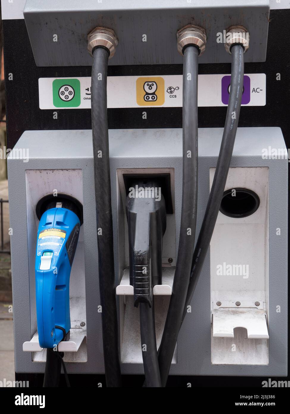 Punto di ricarica elettrica rapida ESB a Londra, con metodi di ricarica CHAdeMO, CCS e CA Foto Stock