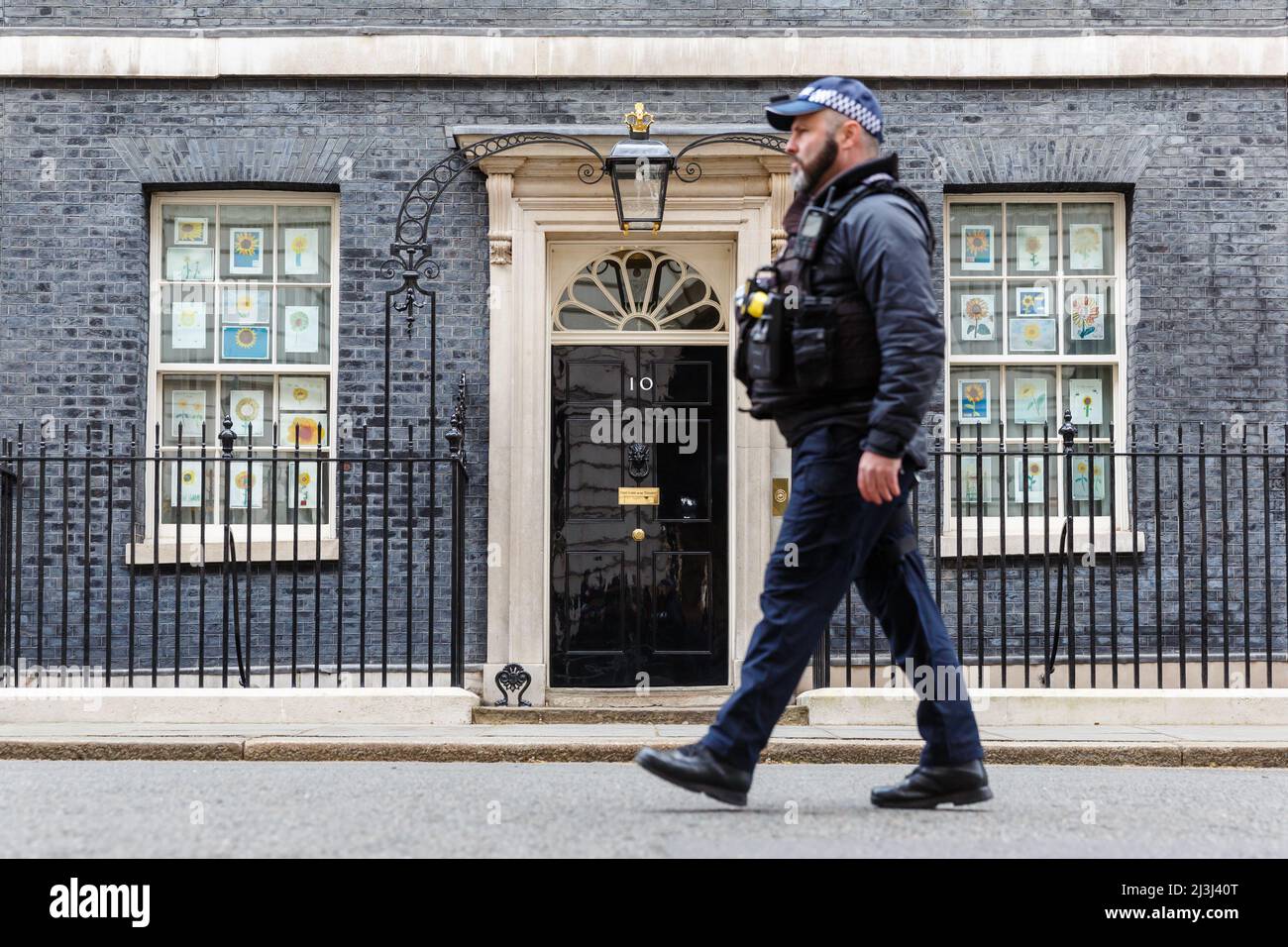 Downing St. London, Regno Unito. 8th aprile 2022.funzionari della polizia fuori dal numero 10 Downing Street. Amanda Rose/Alamy Live News Foto Stock