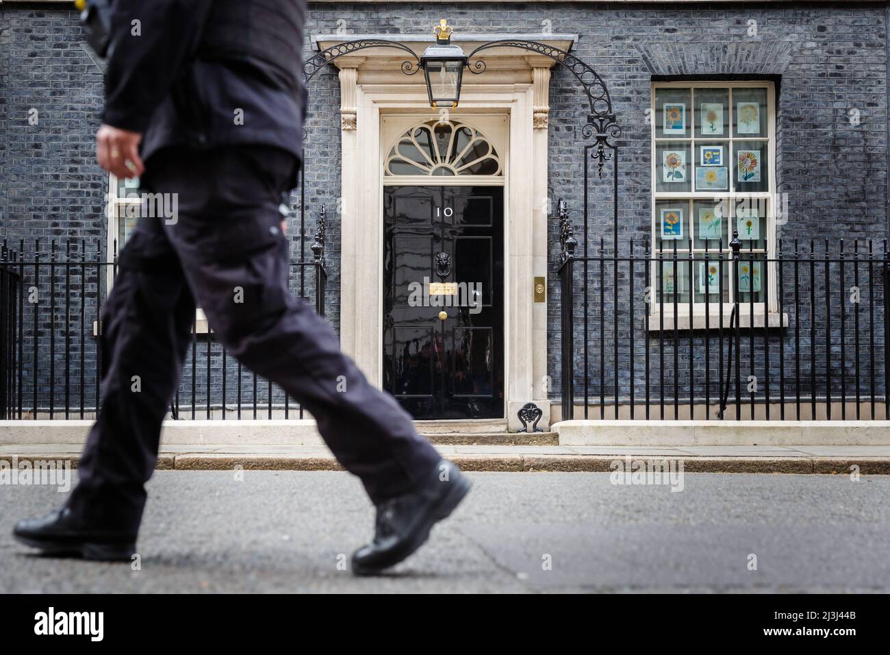 Downing St. London, Regno Unito. 8th aprile 2022.funzionari della polizia fuori dal numero 10 Downing Street. Amanda Rose/Alamy Live News Foto Stock