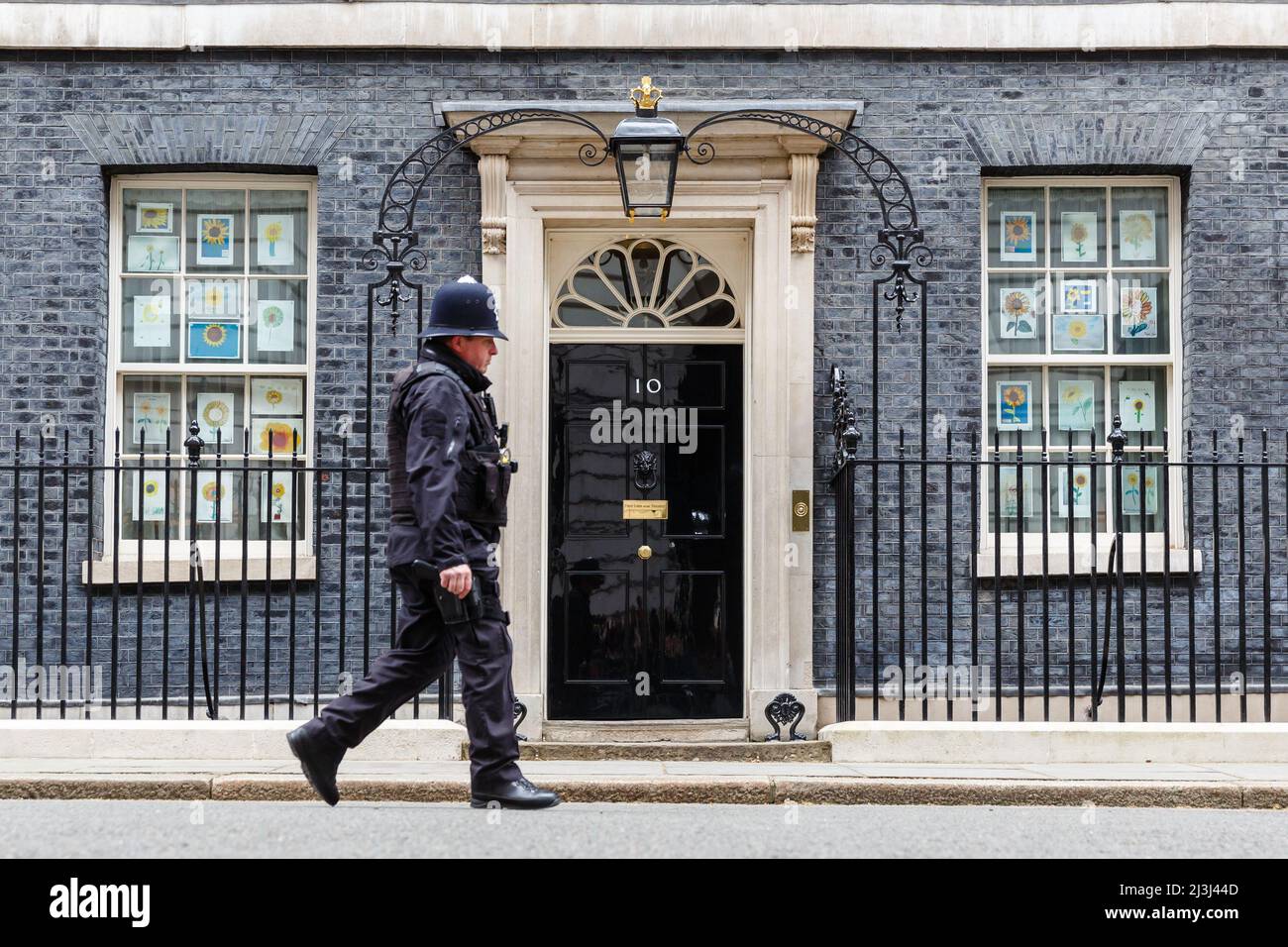 Downing St. London, Regno Unito. 8th aprile 2022.funzionari della polizia fuori dal numero 10 Downing Street. Amanda Rose/Alamy Live News Foto Stock