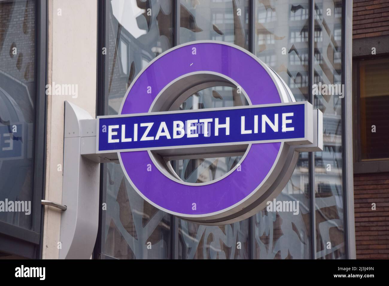 Nuovi cartelli visibili fuori dalla stazione di Farringdon Elizabeth Line di recente costruzione. La nuova linea della metropolitana di Londra dovrebbe aprirsi prima dell'estate 2022. Foto Stock