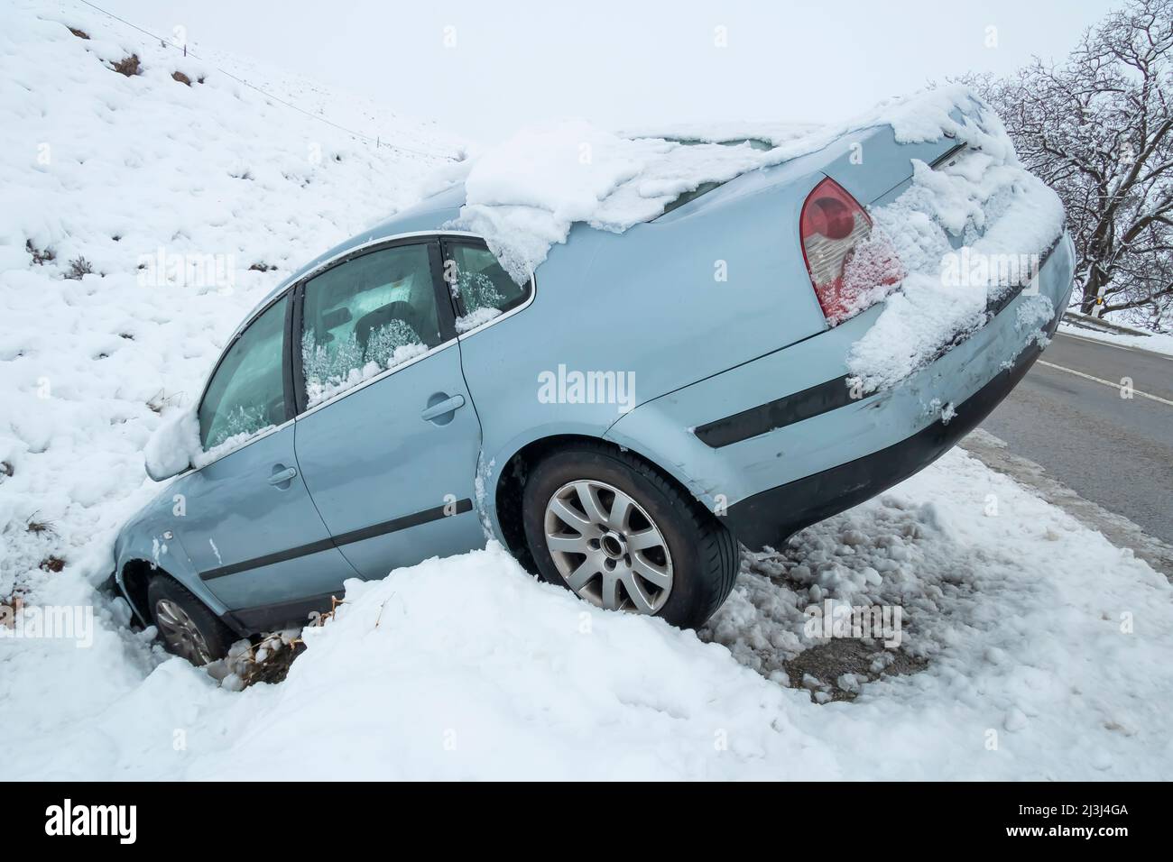 L'incidente della macchina della neve scivolò nella fossa Foto Stock
