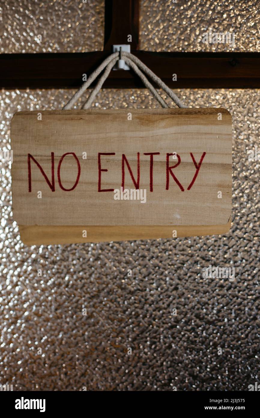 NESSUN cartello D'INGRESSO di fronte a una vecchia porta di vetro a SA Cabaneta sull'isola di Maiorca in Spagna Foto Stock