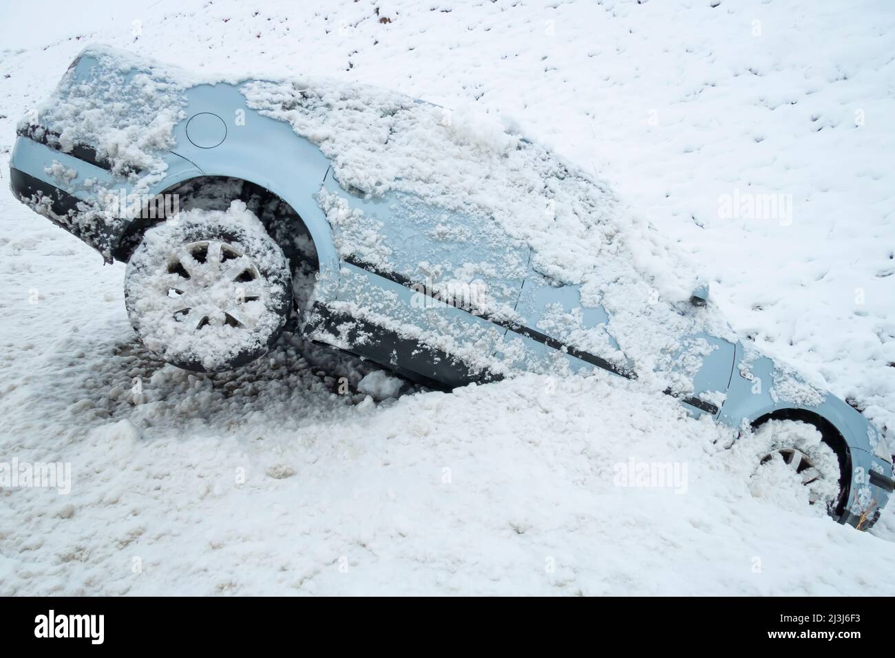L'incidente della macchina della neve scivolò nella fossa Foto Stock