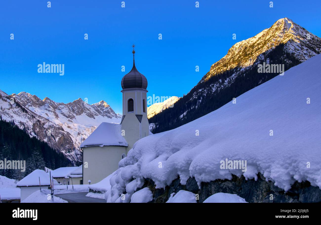 Hornbach in inverno, con la chiesa parrocchiale cattolica 'nostra Signora del buon consiglio' distretto Reutte in Tirolo, Austria, Europa Foto Stock