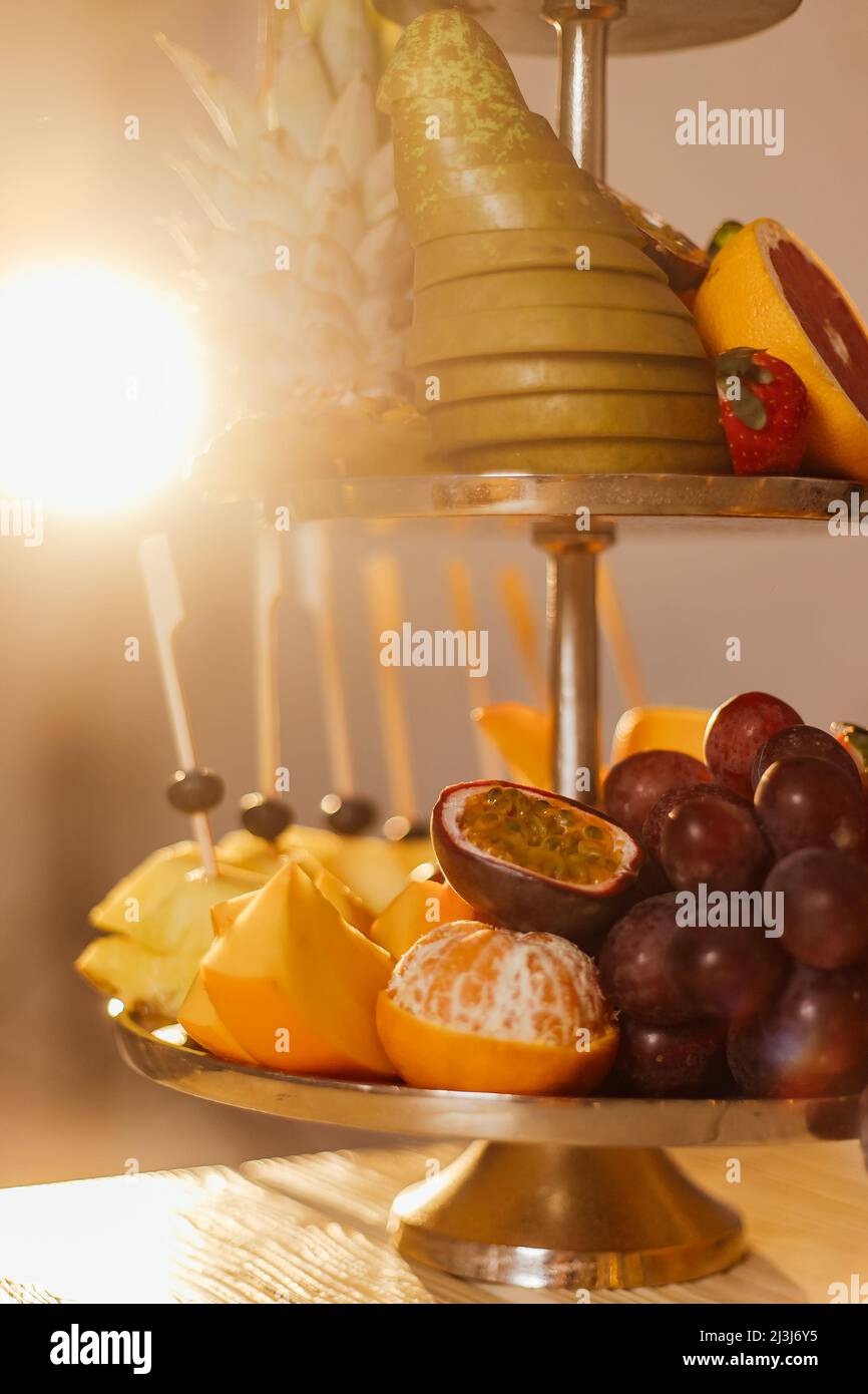 Frutta mista in piastra bianca isolata su sfondo bianco - stile alimentare sano. Foto Stock
